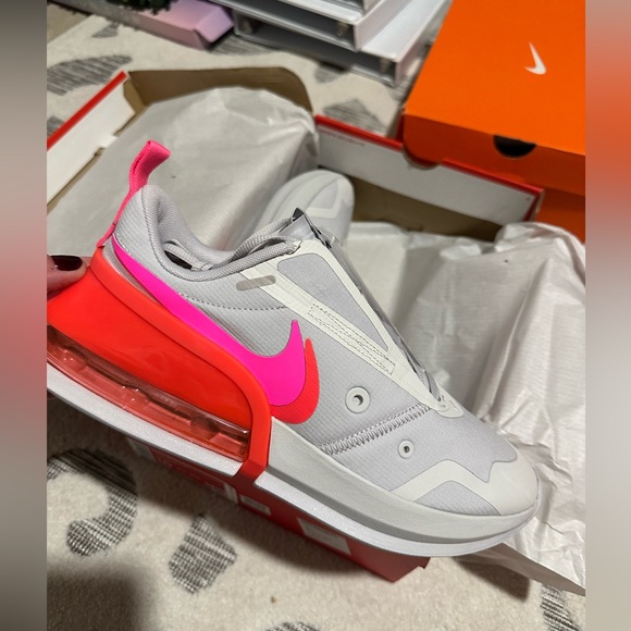 Size 10 NWT Nike Airmax women’s shoes - Picture 2 of 3